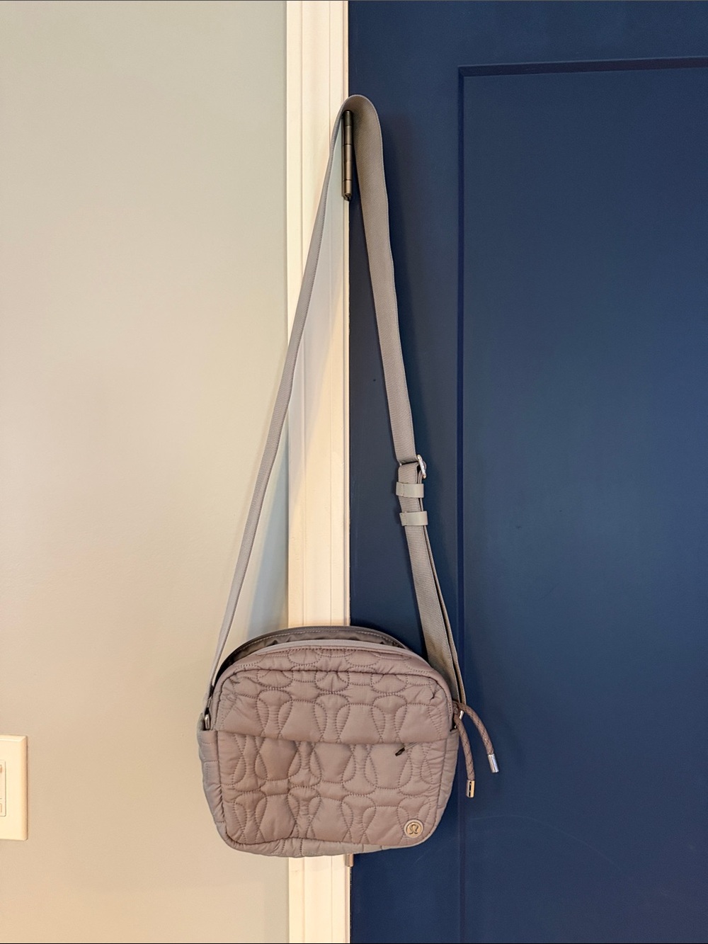 lululemon Quilted embrace iridescent Crossbody Bag in Dusty Lavender Gray - Picture 3 of 5